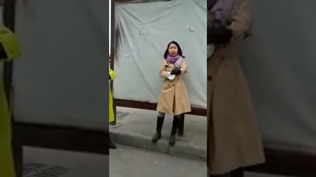 Женщина напала на полицейских смотреть онлайн