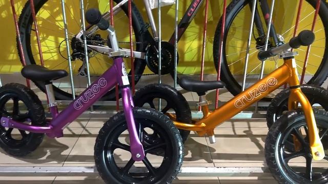 #Cruzee - перший байк. Надлегкий біговел / Running bike 2 kg ! Balance bike / Самый легкий #беговел смотреть онлайн