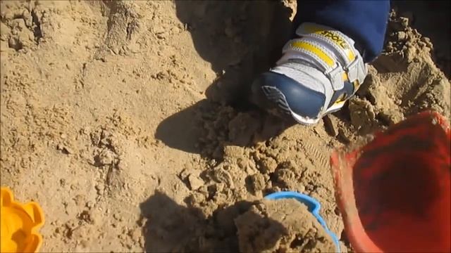 формочки из песка, игры в песке, игры на улице, качели, катаемся на горке, гуляем во дворе смотреть онлайн