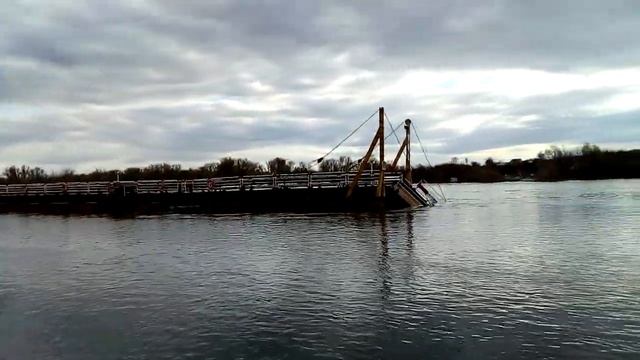 А вода все прибывает.Переправа через реку Дон Богучар смотреть онлайн
