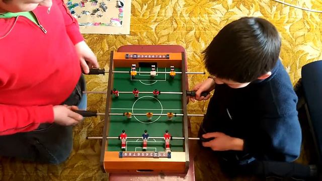 Играем с Сыном (Саша) в настольный футбол... ))) смотреть онлайн