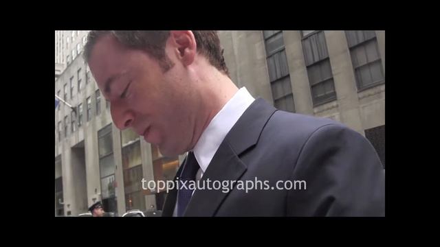 Justin Kirk - Signing Autographs at the 2012 TV Week Upfronts in NYC смотреть онлайн