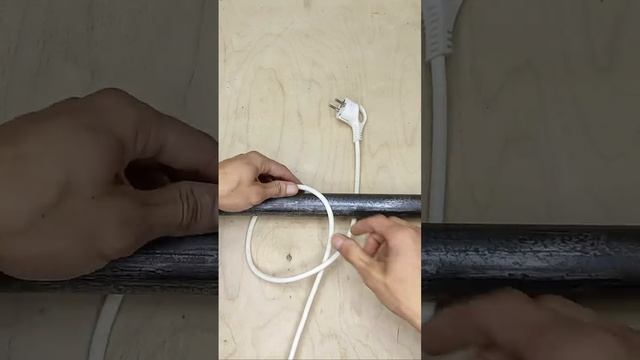 Как легко вытащить вилку, если запутался провод? смотреть онлайн