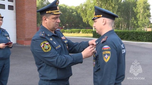 В преддверии празднования Дня России в Главном управлении МЧС состоялось торжественное построение смотреть онлайн