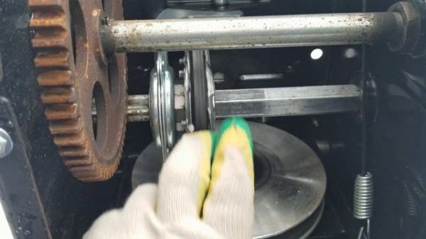 Пропал ход на снегоуборщике. Снегоуборщик не едет. Huter 4800B. Скрежет при ходе снегоуборщика.