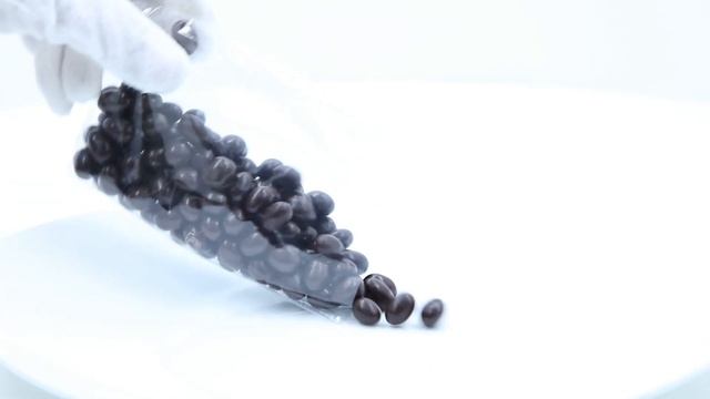 Драже кедровое Шоколадное в глазури, 100 г. распаковка