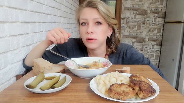 мукбанг домашняя горячая вкусная еда. Россольник. тушёная картошка.Макароны с котлетами.