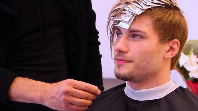Стильная мужская стрижка с осветлением прядей смотреть онлайн