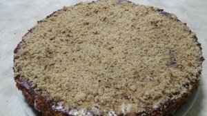 ШОКОЛАДНЫЙ БИСКВИТ  СО СМЕТАННО- СМОРОДИНОВЫМ КРЕМОМ , ПОСЫПАН ОРЕХАМИ