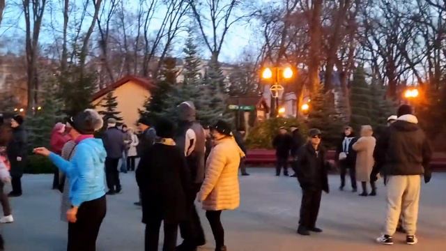 АЙ ЛАВ Ю - ТРИ ВОЛШЕБНЫХ СЛОВА! СЧАСТЛИВЫЕ МОМЕНТЫ ИЗ ПАРКА ГОРЬКОГО ХАРЬКОВ смотреть онлайн