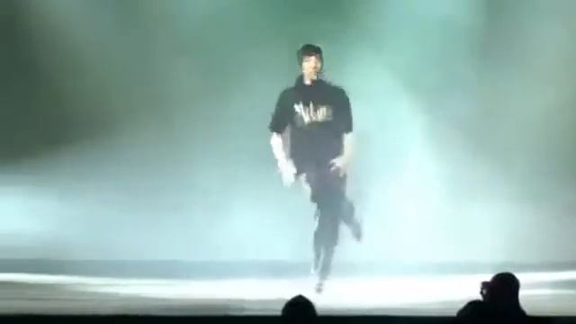 Парень классно танцует! смотреть онлайн