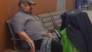 Мужик в Аэропорту Шереметьево ссыт в стакан