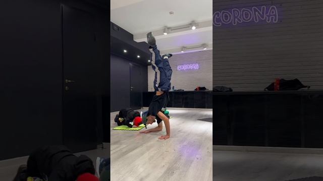 Брейкинг - это творчество, спорт и танец #брейкданс #брейкинг #школатанцевмосква смотреть онлайн