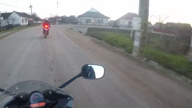 Suzuki RF600 VS Honda CBR125 смотреть онлайн