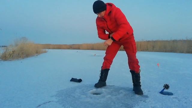 ✔️Зимняя рыбалка, ловля щуки, на жерлицы, первый выезд,попали на активный жор щуки, рыбалка в Актоб смотреть онлайн