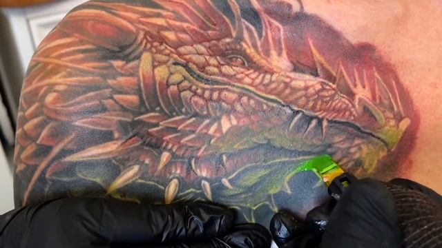 ТАТУИРОВКУ МОЖНО ОБНОВЛЯТЬ РАЗ В 5 ЛЕТ. Напыление и Вкрас цветного пигмента на зажившего дракона. смотреть онлайн