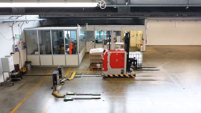 Зарядка аккумулятора на автоматическом вилочном LGV погрузчике смотреть онлайн