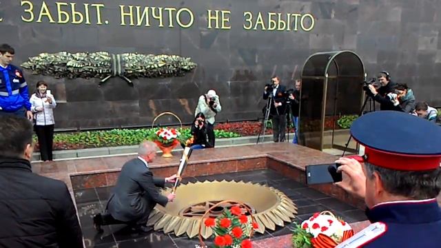 Морозов зажигает Вечный огонь смотреть онлайн