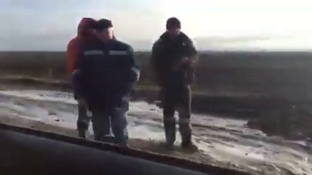 Видео БлиNКом Ремонт Кировоградской трассы ямы засыпают землей смотреть онлайн