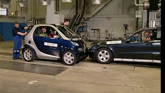 Crash-tests Mercedes Smart For Two vs Mercedes-Benz E-Class 2009 (IIHS) смотреть онлайн