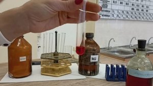 реакция соляной кислоты и гидроксида калия с индикатором метилоранж