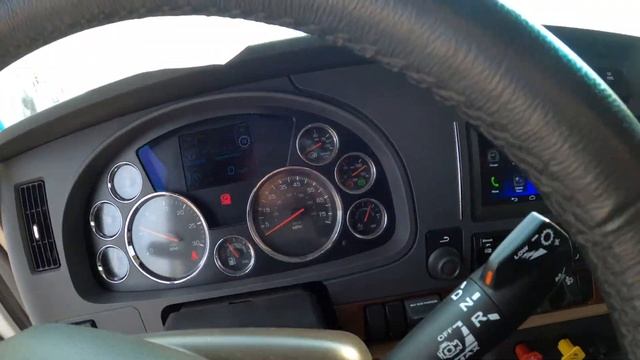 Как правильно ЗАЦЕПИТЬ и ОТЦЕПИТЬ трейлер от ТРАКА / Дальнобой в США смотреть онлайн