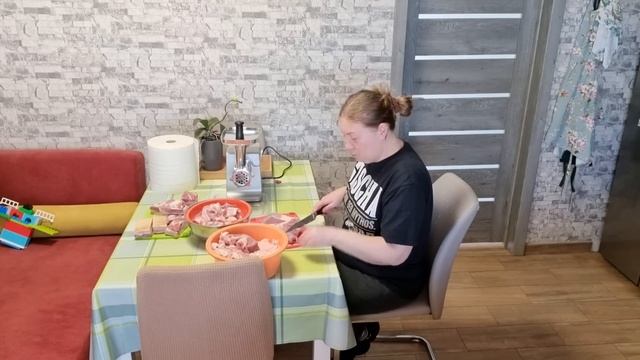 Скучать в России не приходится/Разделываю мясо и рассказываю о том, да о сём/Новая жизнь Щепоткиных смотреть онлайн