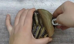 Этот салат СО ШПРОТАМИ станет хитом на вашем столе.