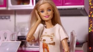 БАРБИ ПОЛУЧИЛА ПОСЫЛКУ С РУКОЙ / Куклы Мама Барби