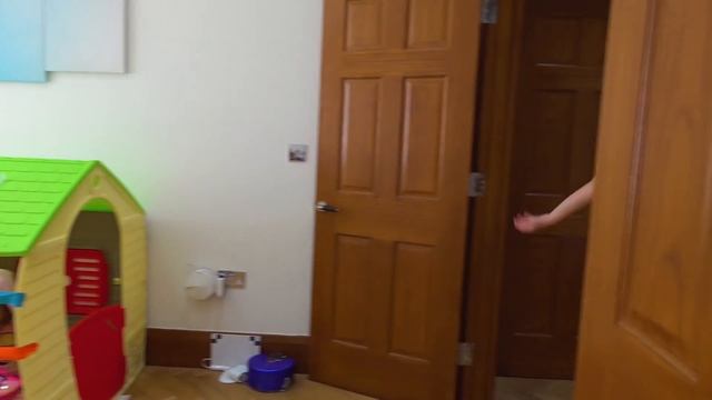 Катя играет с папой смотреть онлайн