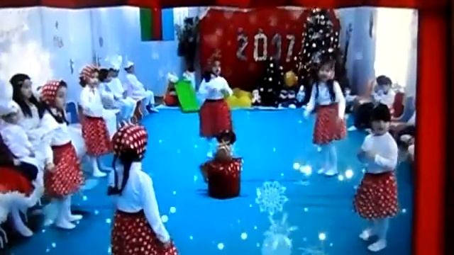 Мы веселые матрешки. танец.Новый год. дет сад №77 Ясамальский район.Баку смотреть онлайн