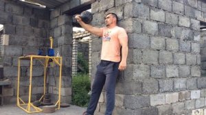 удержание гири перед собой на вытянутой руке весом 16kg  у стены 40 сек. !