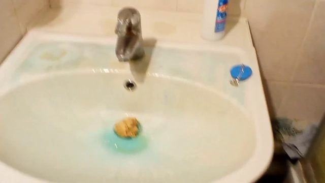 Уборка в ванной комнате. Налет на раковине не отмывается. Много пыли с ковра. Мотивация на уборку смотреть онлайн