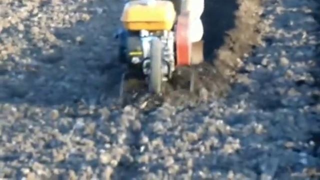 Нарезка борозд мотокультиватором под посадку картофеля. смотреть онлайн