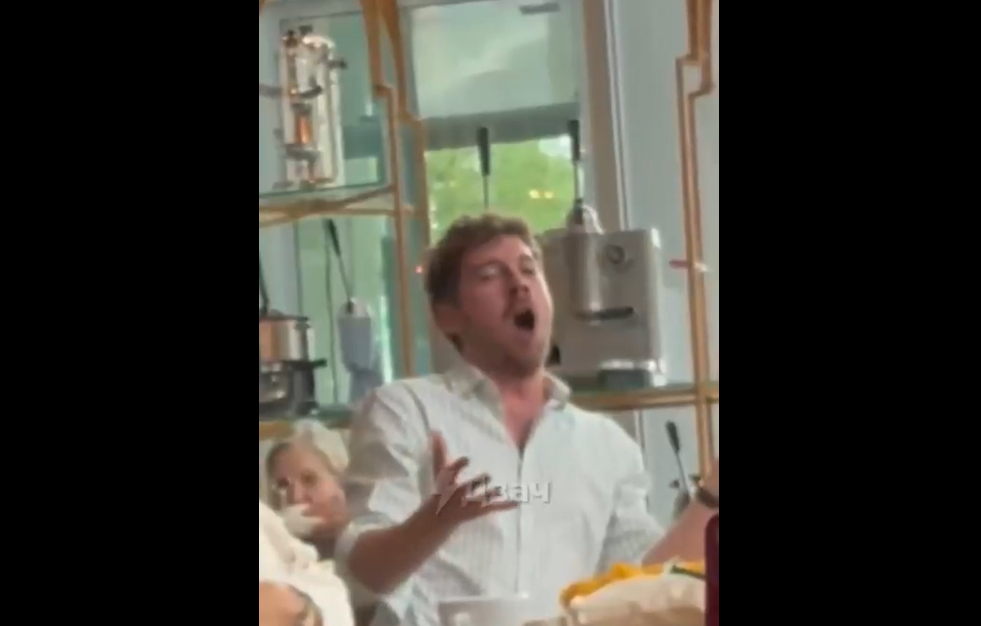 Пианист и оперный певец в случайном кафе смотреть онлайн