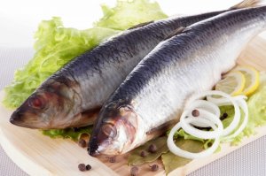 Как солить селедку в домашних условиях вкусно и просто.