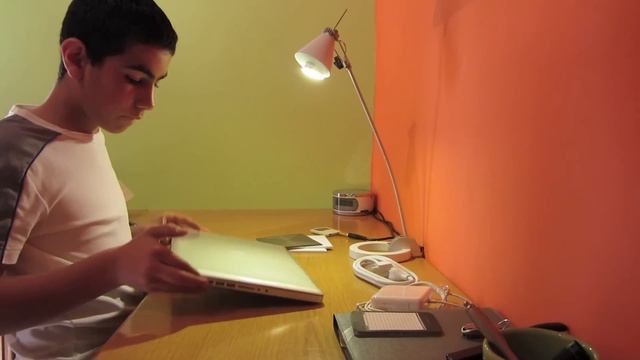 MacBook Pro (Early 2011) Unboxing and 1st start up смотреть онлайн