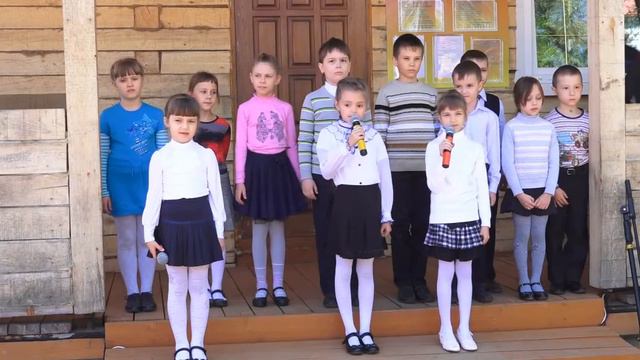 Вокальная группа "Искорки" - Идёт солдат по городу смотреть онлайн