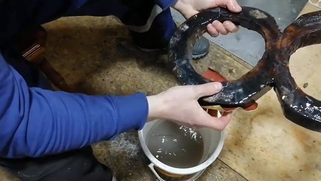 Делаю подставку, стойку для мисок собаке, из деревянного бревна. смотреть онлайн