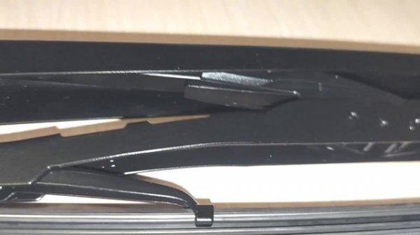 LADA GRANTA CROSS 23 Меняем заднюю щетку с новым поводком для очистки стекла дверки багажника