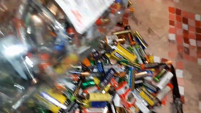 Мои находки в мусорных баках|Как я зарабатываю на помойкам Европы| Проверил 1000 батареек c мусорк смотреть онлайн