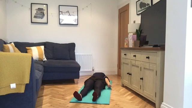 Pilates 17 with Coach Eimear (featuring Alfie) смотреть онлайн