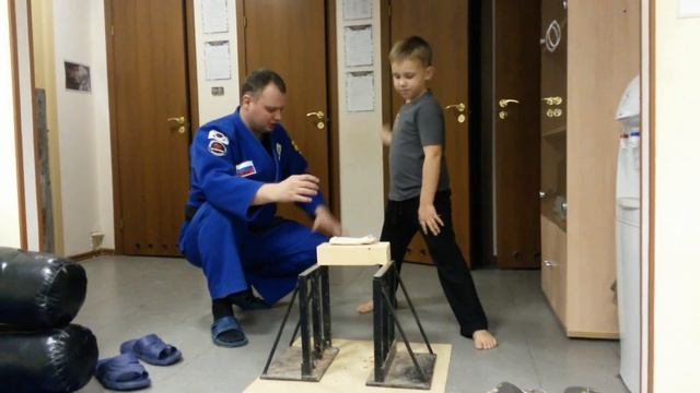 Пяти летний ребенок сломал кирпич рукой! смотреть онлайн