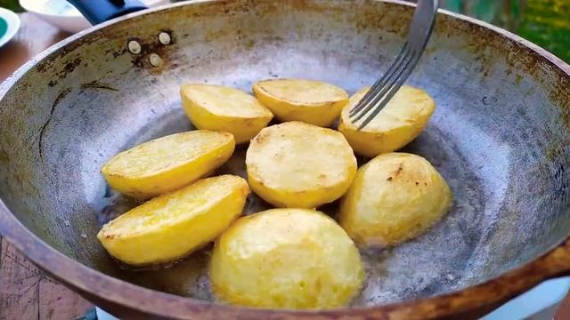 Как ВКУСНО пожарить МОЛОДУЮ КАРТОШКУ? смотреть онлайн