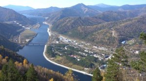 Саяно-Шушенская ГЭС и поселок Черёмушки с высоты