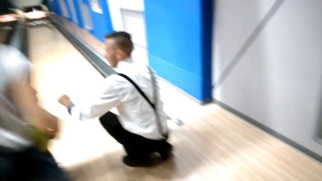 Ника Клубника играет в боулинг в КосМикс. Nika Strawberry plaing bowling at CosMix. смотреть онлайн