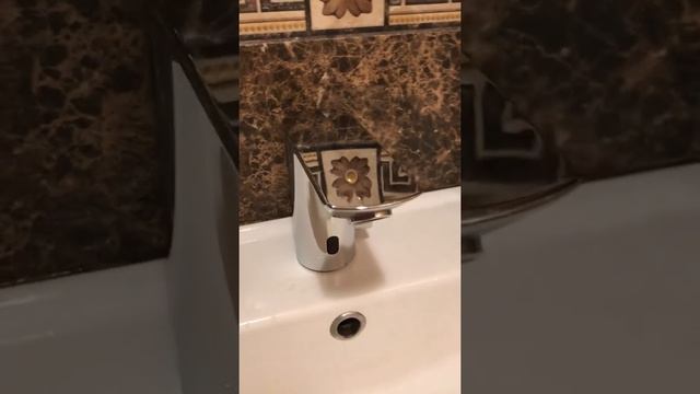 Как помыть сенсорный кран, отключить датчик смотреть онлайн