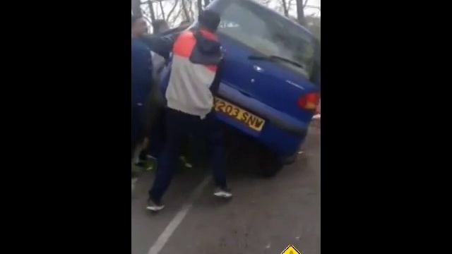 Idiots Tip Over A Daewoo Matiz At The Pakistani Community Centre Oldham смотреть онлайн