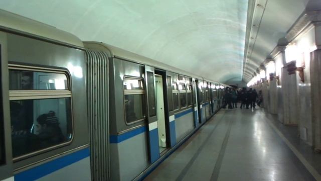 Прибытие и отправление поезда на станции "Смоленская" АПЛ смотреть онлайн