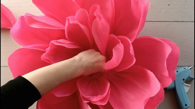 How to Make Giant Paper Flowers for a Wedding Backdrop - DIY Craft Tutorial смотреть онлайн